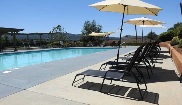 Spacious Home with Golf Course View (Treasure Cottage)