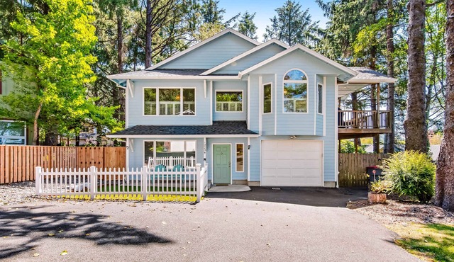 Spacious home with fenced yard, deck, grill, fast WiFi, & game room