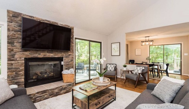 Spacious Home with Hot Tub Near UNC