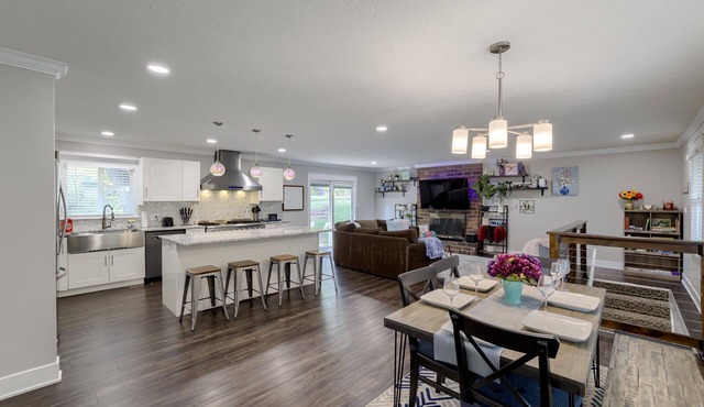 Spacious home with King bed - mins to Stadiums