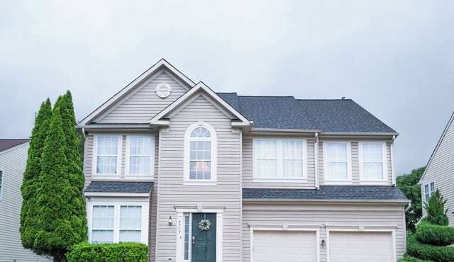 Spacious Home with 4BR, 2.5 Bath for 8-10PPLE, with WiFi and free parking