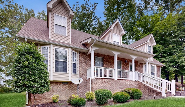 Spacious home with fully equipped kitchen - near Nashville
