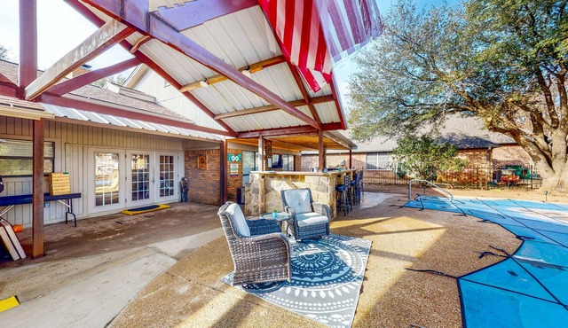 Spacious home with golf course views, private pool
