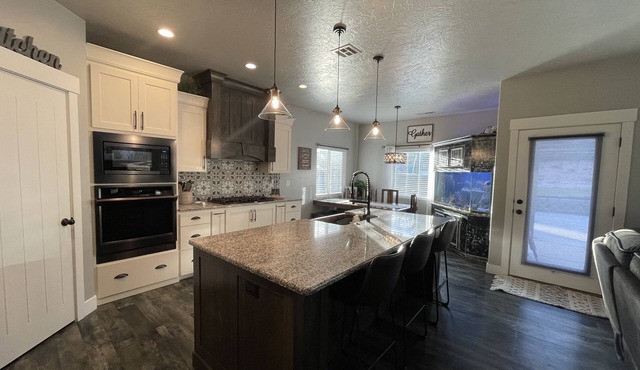 SPACIOUS HOME with POOL SPA. 25 MIN TO ZION NP