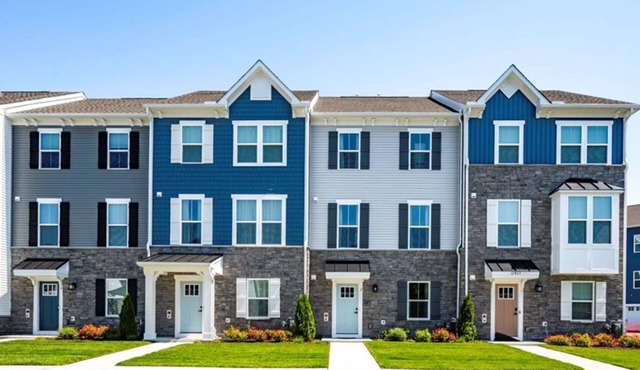 Spacious home with WIFI and amenities center just steps away from the bay.