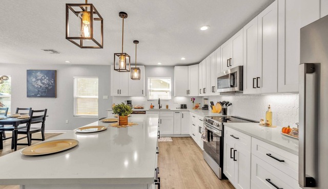 Spacious & Homey 4br/3ba W/amenities Near Downtown