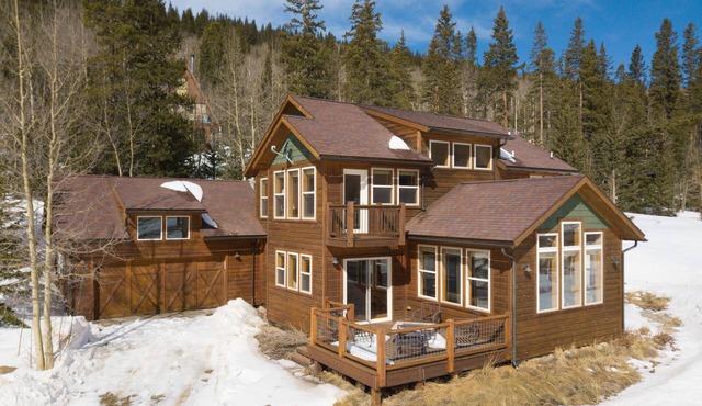 Spacious, hot tub, flat driveway access, mountain views, & Starlink internet
