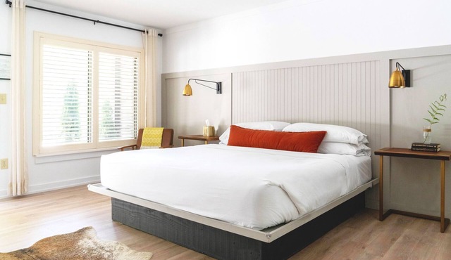 Spacious Hotel King Room in Cashiers Center