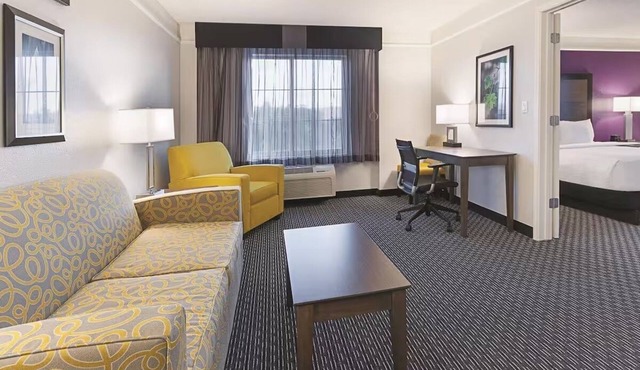 Spacious Hotel Room w/Outdoor Pool & Hot Tub – Seasonal Bliss
