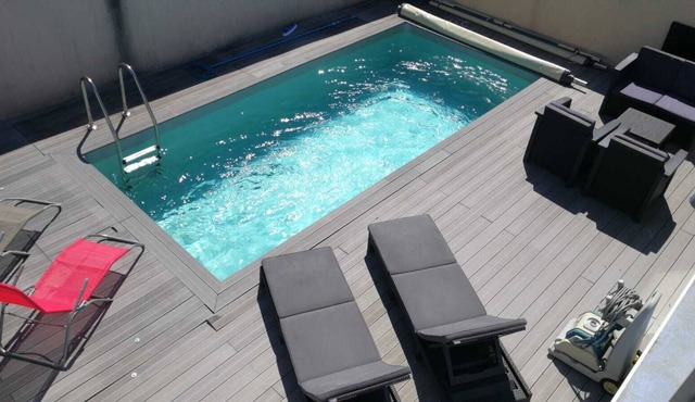 Spacious house with swimming pool 300 m from the beach