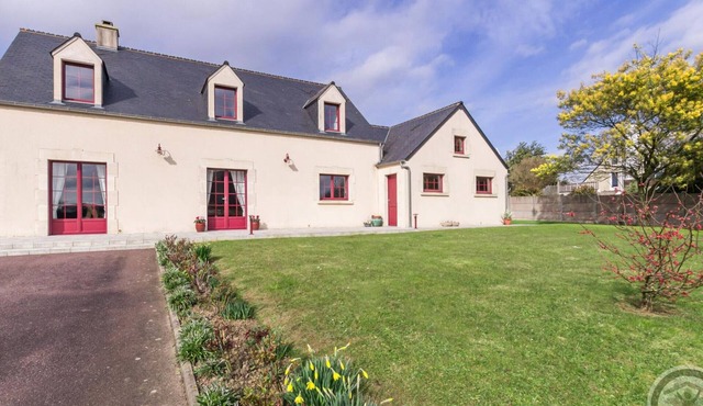 Spacious house with enclosed garden in Sainte-Mère-Église, pets allowed