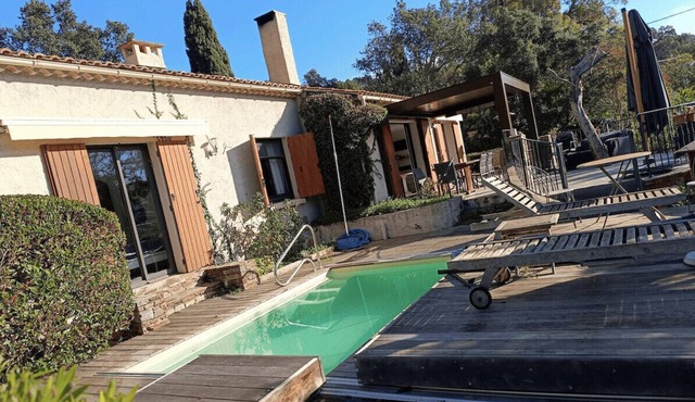 Spacious house with pool in Cabasson