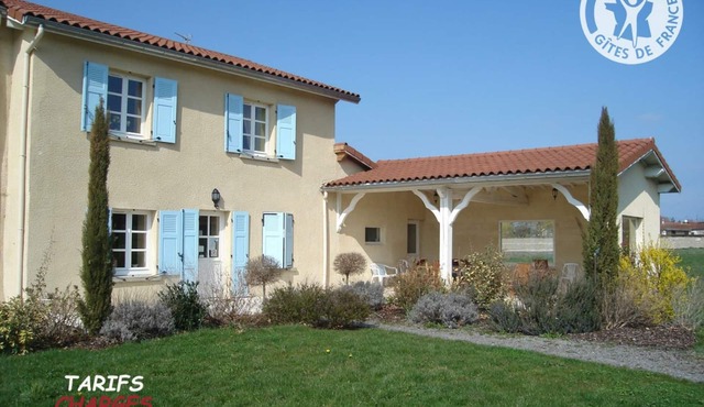 Spacious house with heated pool, 4 bedrooms in Chalain-le-Comtal