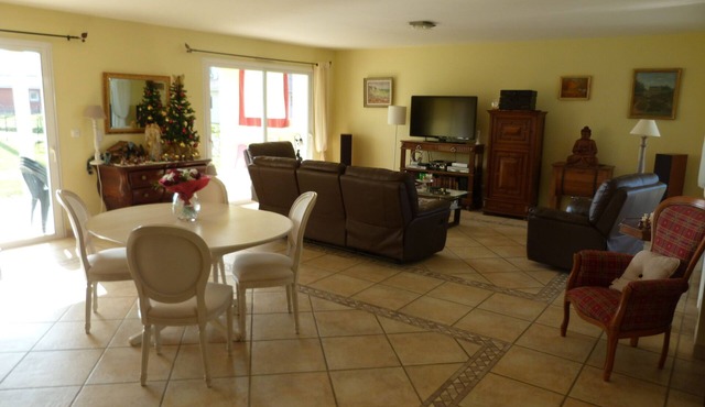 Spacious house: 180m2 living space, great comfort in a quiet location with swimming pool