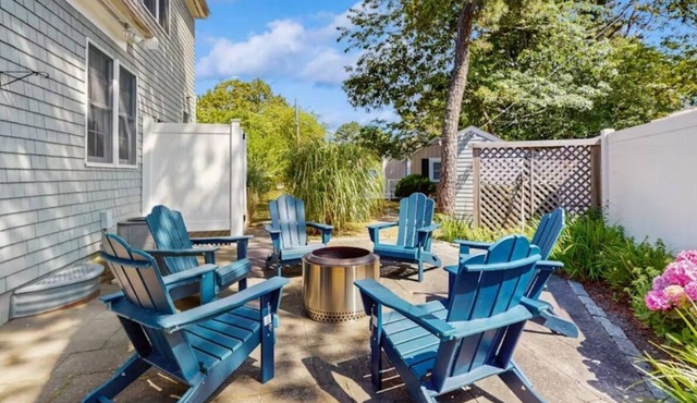 Spacious house 2 minute walk to Sea Street Beach & Pelham House
