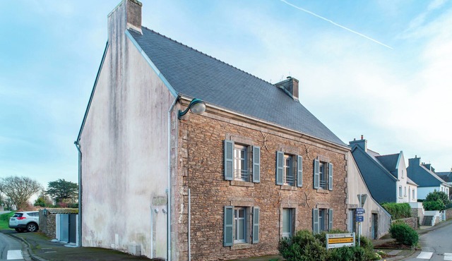 Spacious house 20 min from the sea outdoor space & near GR34 for family