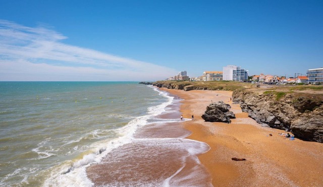 Spacious house 280m² -heated swimming pool- 10mn from the beach- washing machine provided