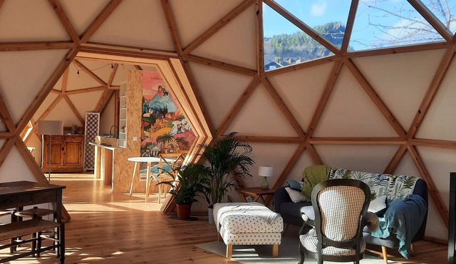 Spacious house, 8/9 people, Chambon lake, veranda, enclosed garden, pets allowed