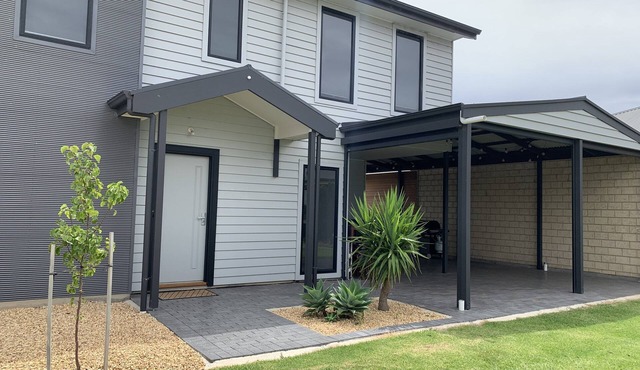 Spacious House with Absolute Waterfront on Wellington Marina