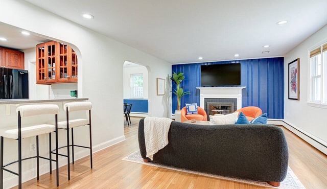 Spacious House | Berwyn | Patio | Hosted StayRafa