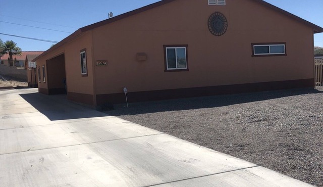 Spacious House close to Laughlin, Lake and River - lots of parking.