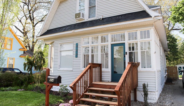 Spacious House Down town - 5 minutes from festivals