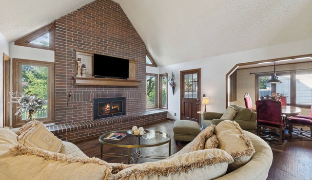 Spacious House - Fire Pit- Pool Table -Arcade Games- Sleeps up to 16