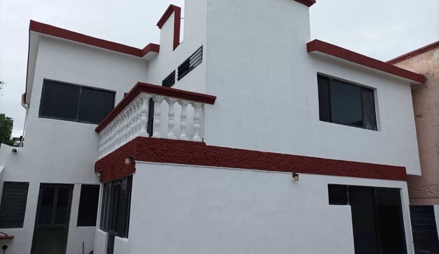 Spacious house for 10, air conditioning and roku tv in each bedroom
