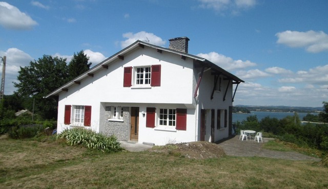 Spacious house, 4 bedrooms, 2 bathrooms, lake view, close to the beach