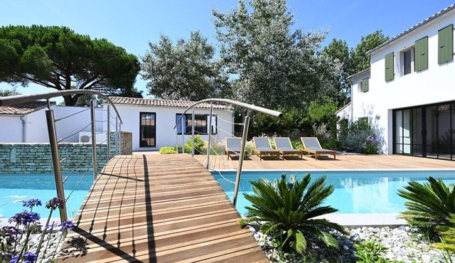 Spacious house with pool and beach access