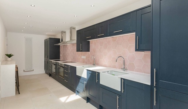 Spacious House, Private Parking & Garden