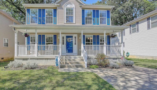 Spacious house, great deck & grill, close to boardwalk, shops, and restaurants.