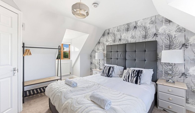 Spacious House in Prime Location Driveway Parking Smart TVs Fast WiFi