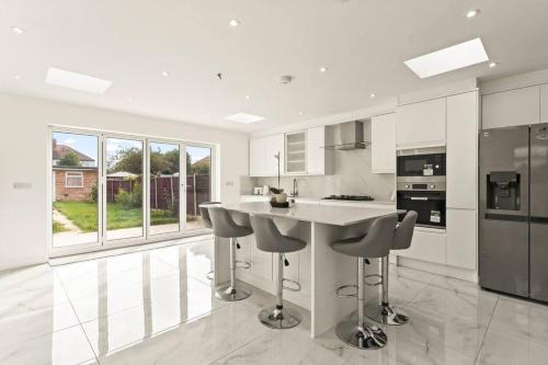 Spacious House - Ideal with Contractors & Groups - Direct Heathrow Access - Free Parking, Fast WiFi and Smart TV by Yoko Property