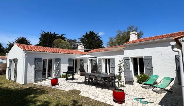 Spacious house in Barbâtre near the beach for 8 people