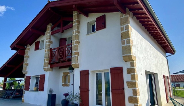 Spacious house in Bardos, sleeps 6, pets allowed, wifi