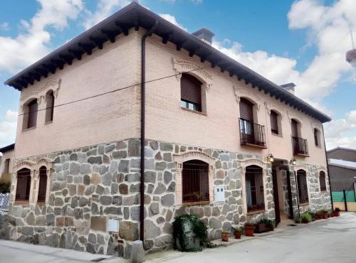 Spacious house in Cenicientos with mountain view