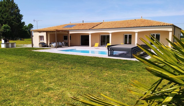 SPACIOUS HOUSE IN PEACE WITH POOL