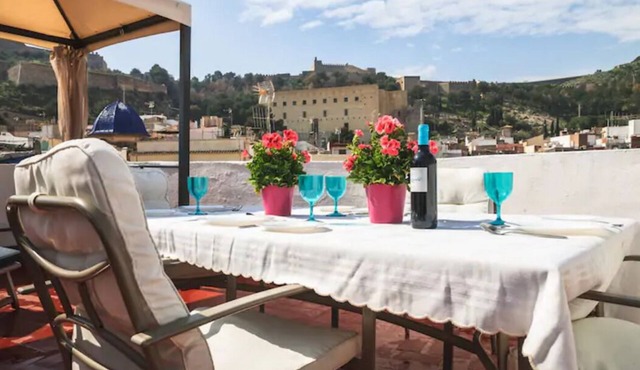SPACIOUS HOUSE IN HISTORIC CENTER WITH MAGNIFICENT VIEWS