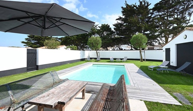 Spacious house in Ile de Ré with pool and parking