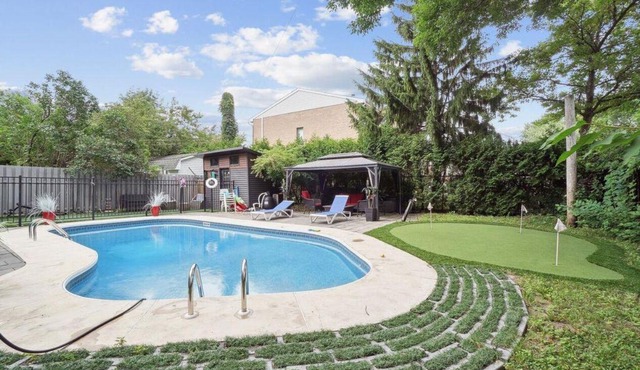 Spacious house in Montreal: 5 bedrooms, 4 bathrooms, garden with pool