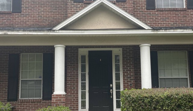 Spacious house in quiet neighborhood near shopping center, Max 4 guests