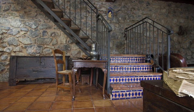 Spacious house in the mountains in stone and wood, with garden, porch and barbecue.