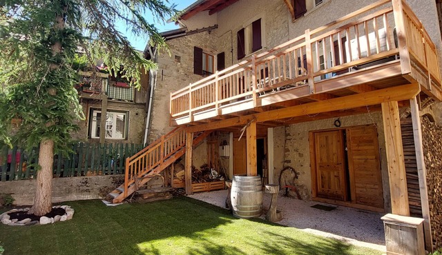 Spacious house in the heart of the Colmars ramparts!