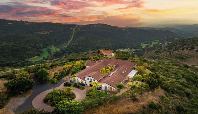 Spacious house in the hills of Vista with views for miles, peaceful and quiet