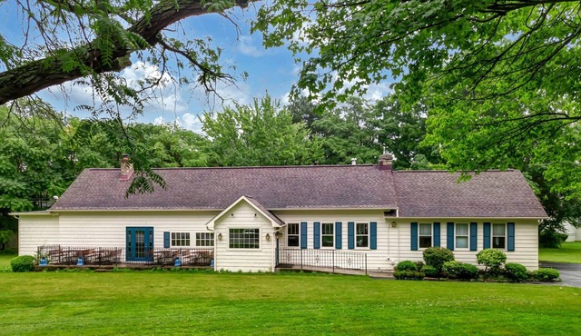 Spacious House in Youngstown! Great for Couples and Families