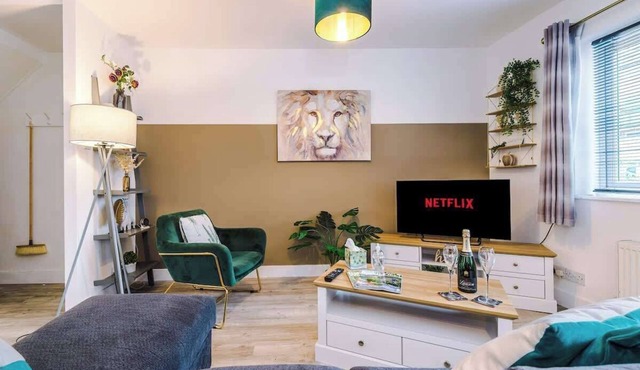 Spacious House, Incredible Location, FREE Parking!