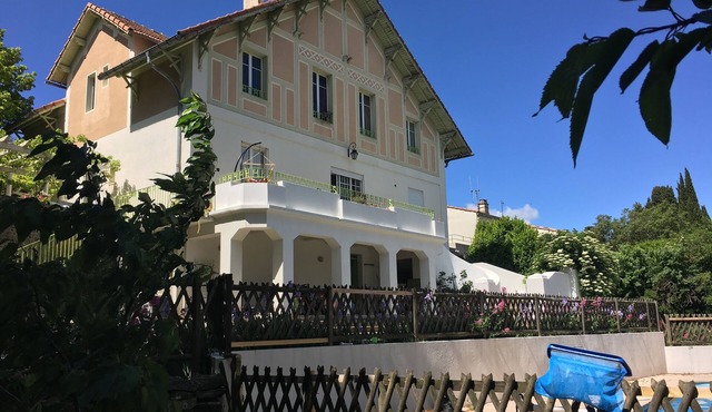 Spacious house, jacuzzi, swimming pool, garden, comfort near tourist sites