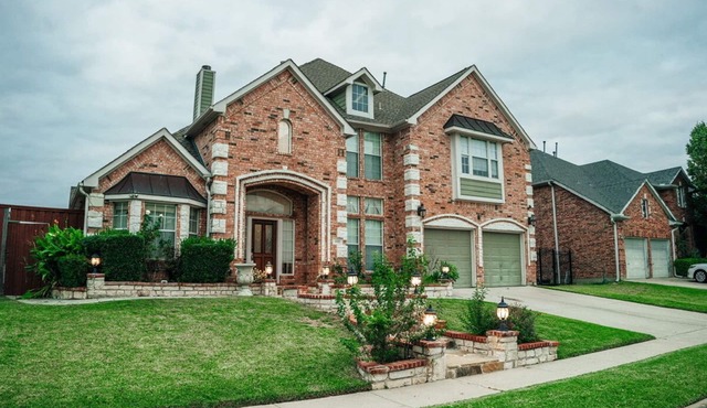 Spacious house just under 4000sqft 15 minutes from cowboys and rangers stadiums.