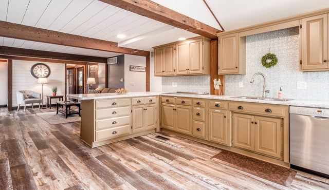 Spacious House minutes from the Wilds & AEP Public Hunting w/hot tub & fireplace